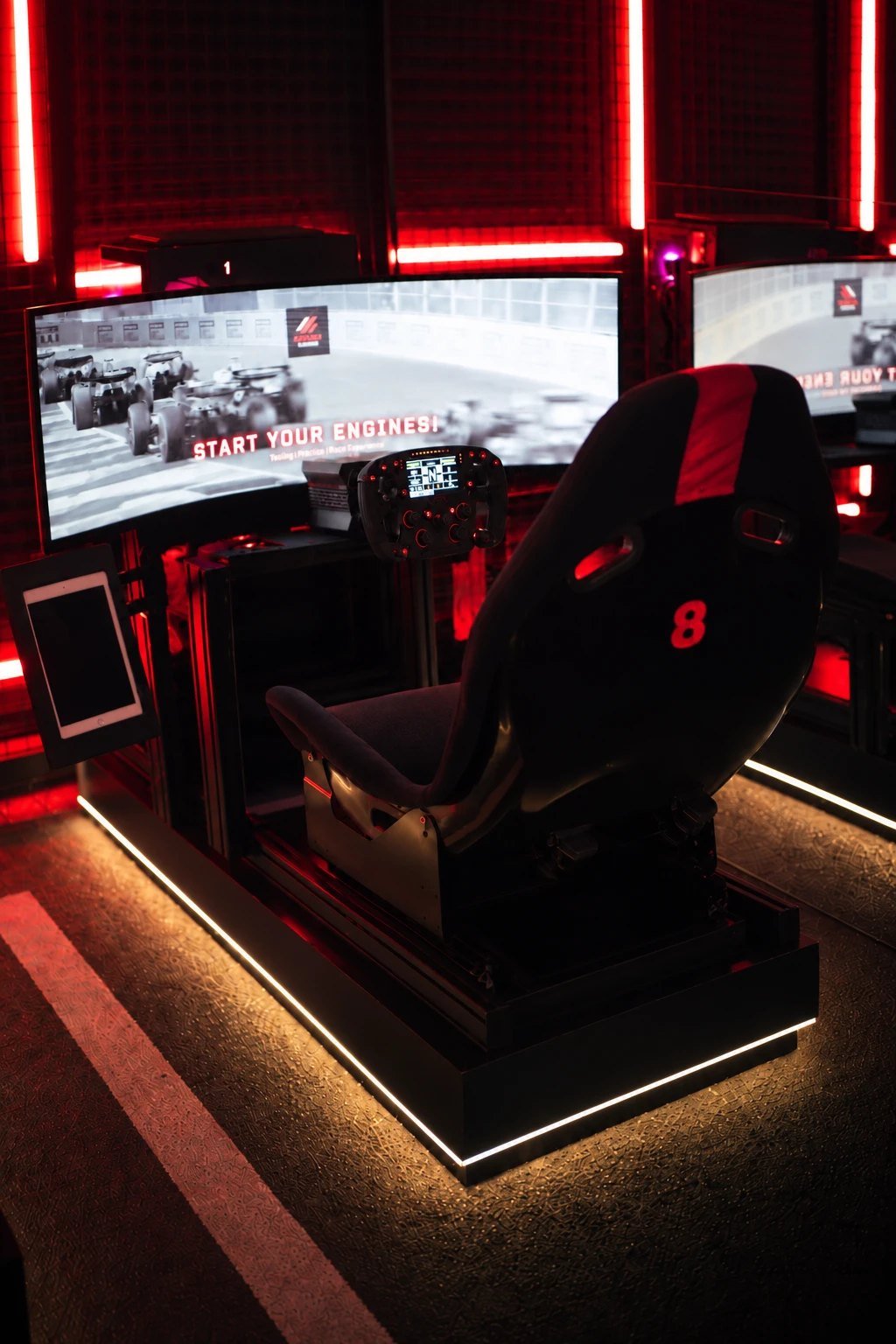 Cabina de simulación de Redline Racing: butaca, volante, pantalla curva y tablet
